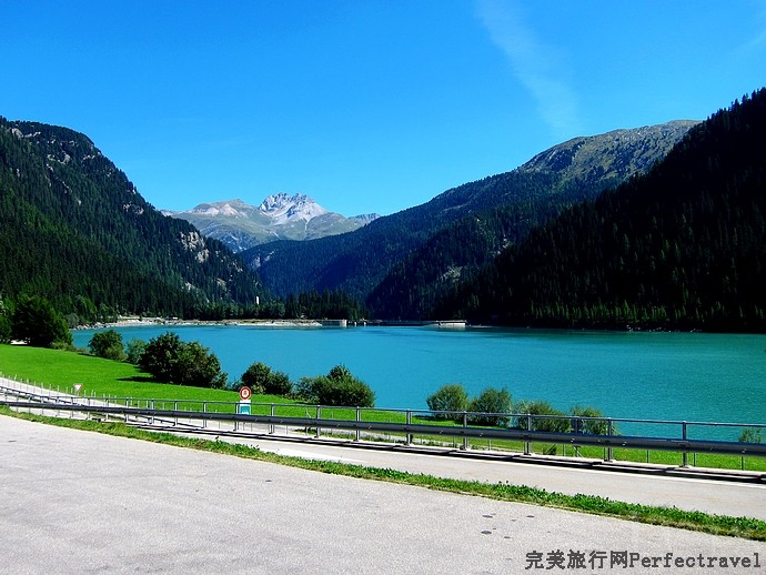从餐厅大玻璃窗往外看的风景