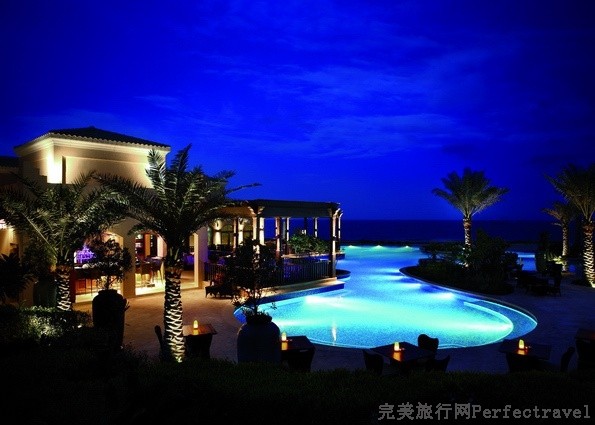Desert_Islands_by_Anantara_Abu_Dhabi-Swimming-pool-at-night-DSI_1686.jpg