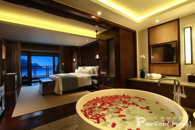 Ocean View Suite-Bedroom׷-.jpg