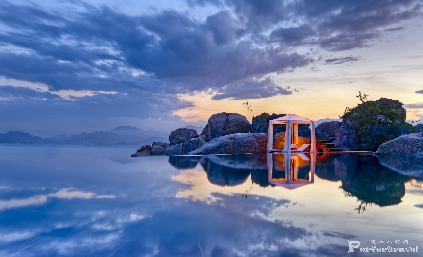 04 Main Pool - Evening.jpg